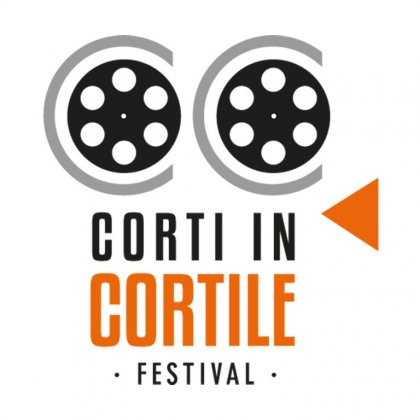 Logo of CORTI IN CORTILE, il cinema in breve